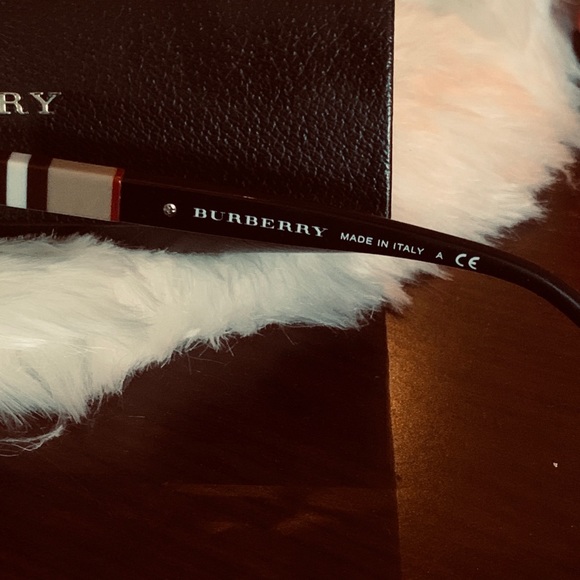 Burberry sun glasses - Picture 4 of 8